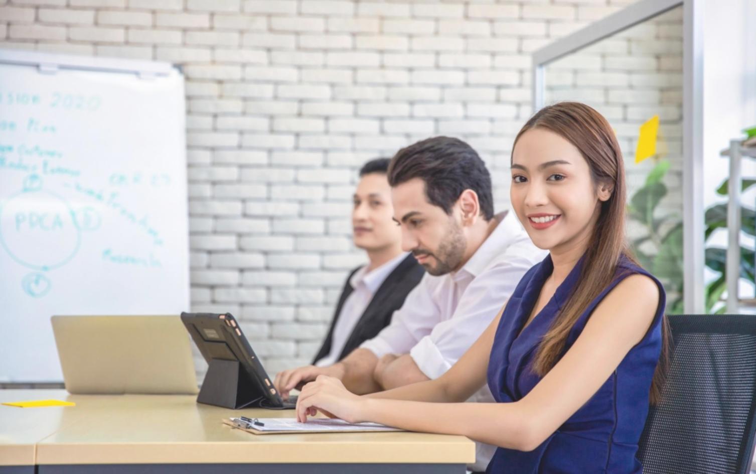 Finanzplanung und Budgetberatung in modernem Büro